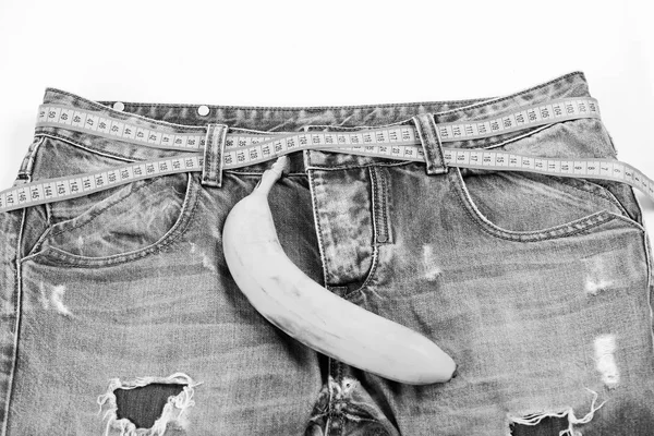 Cinta métrica azul utilizada como cinturón de jeans, primer plano — Foto de Stock