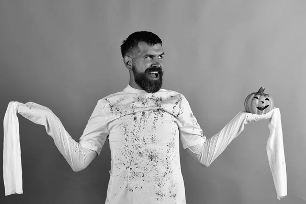 Homme avec l'expression du visage maléfique sur fond vert — Photo