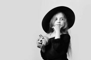 Kara Cadı şapka, elbise ve kurnaz yüz çocuk