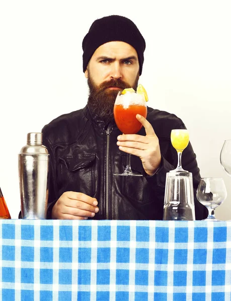 Brutale blanke hipster met alcoholische drank of verse cocktail — Stockfoto