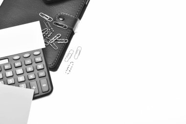 Hesap makinesi ve ileti örneği. Office araçları kopya alanı ile beyaz arka plan üzerinde izole. İş ve iş kavramı. Defter, not kağıdı, deri kaplı ve Klipler, yakın çekim