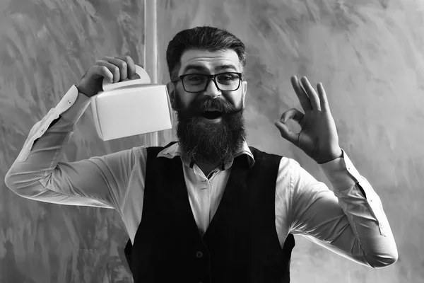 Homme barbu, brutal hipster caucasien avec moustache tenant boîte à lunch — Photo