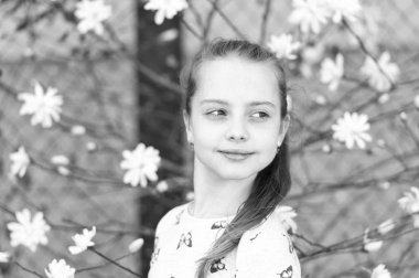 Bahar, Paskalya ve bayram kutlamaları. Baharda çiçek açan küçük bir kız. Açık havada çiçek açan bir çocuk. Taze görünüşlü ve uzun saçlı güzel bir çocuk.