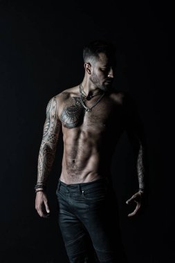 Dövme kot pantolon ile manken. Dövmeli adam seksi kas gövde göster. Sporcu altı paketi ve AB vücut geliştirmeci pazı ve triceps ile. Fitness ve spor vintage filtre ile ilgilenmek