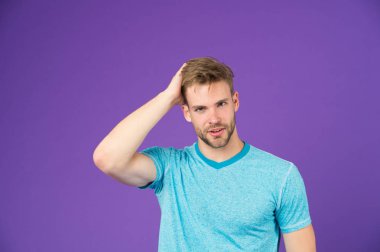 Güzellik bakımı tavsiye sporcu. Kıl adamla memnun sportif giyim menekşe arka yüzüne. Sakal tıraşsız adam adamla yumuşak saçları tadını çıkarın. Adam çekici değmek yumuşak saçları sakallı. Erkek güzellik ipuçları