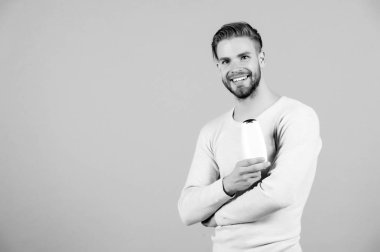 Şampuan veya jel şişe elinde, hijyen gülümsemeyle bekarlığa veda