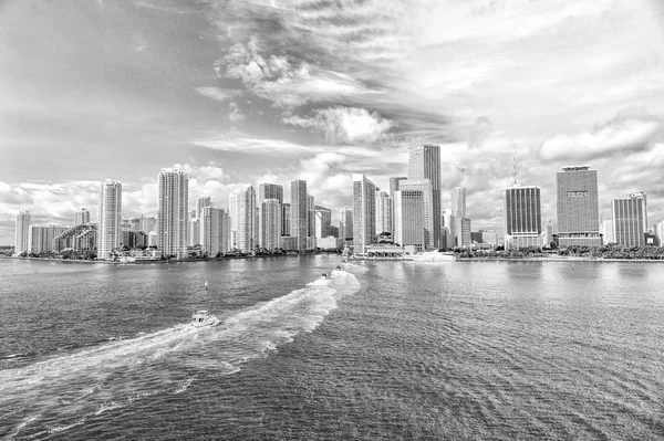 Miami dawntown, Usa. výhled na Miami downtown v den slunečno a oblačno s úžasnou architekturou. Koncept luxusního cestování život — Stock fotografie