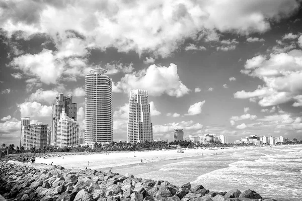 South Beach view from the pier, Miami Beach in Florida famoust tourist attraction. Вид с воздуха на Саут-Пуэнт-Парк и Пирог — стоковое фото