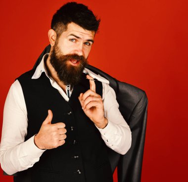 Yüz gülümseyen terzi omzuna takım tutar, yaşasın