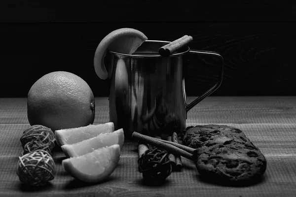 Chá ou vinho quente com canela, laranja, pinecone no Natal — Fotografia de Stock