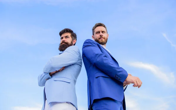 Aspecto impecable mejora reputación empresario profesional. Empresarios barbudos posando con confianza vista inferior. Perfecto en cada detalle. Los hombres de negocios se paran detrás del fondo azul del cielo — Foto de Stock