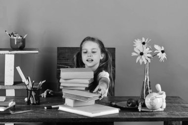 Kız hevesli yüz kitap alır. Okula dönüş