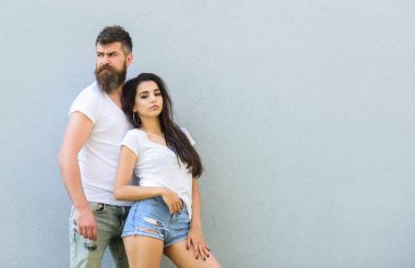 Çift beyaz gömlek gri duvara yakın kucaklamak. Gençlik şık kıyafet basit ama modern. Kaç arkadaş birlikte takılmak. Genç ve şık. Acımasız ve şık moda kız takılmak hipster sakallı