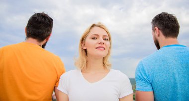 Kız iki yüzü olmayan adam önünde dur. En iyi özellikleri büyük erkek arkadaşı. Daha iyi erkek almaya ihtiyacı var. Kimi düşünüyorum kız o dating sormak olacak. Doğru adamı seçme hakkında bilmeniz gereken her şeyi