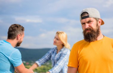 Adam yetişkin arkadaş mutlu aile hayatı hala yalnız. Hayatında hiç romantik. Hipster üzgün yüz çift aşık önünde. Adam hipster yalnız çift arkasından geliyor. Şanssız romantik hayat