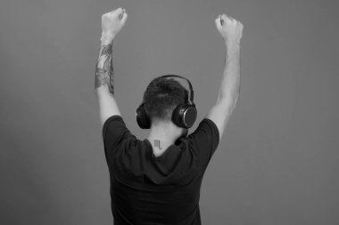 Adam el ele tutuşup mavi arka planda döndü..