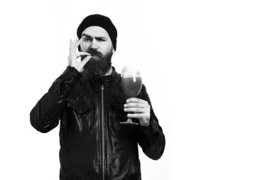 Kafkasyalı vahşi hippi elinde alkollü içecek ya da taze kokteyl tutuyor.