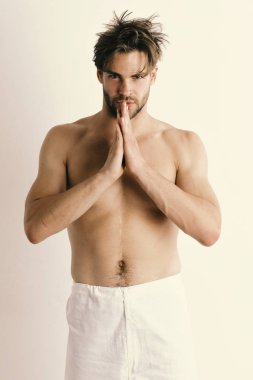 Kendine güvenen yüzü ve kılları beyaz arka planda izole edilmiş bir adam.