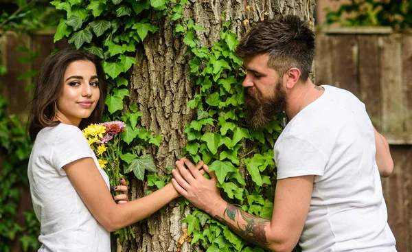 Hombre barbudo hipster sostiene la mano novia. Pareja enamorada cita romántica paseo naturaleza árbol fondo. Relaciones amorosas sentimientos románticos. Parque mejor lugar para una cita romántica. Disfruta de una cita romántica en el parque — Foto de Stock