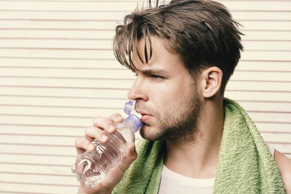 Exercícios matinais e conceito de saúde. Atleta com barba — Fotografia de Stock