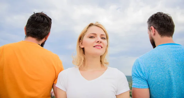 Girl stand in front two faceless men. Best traits of great boyfriend. She needs to pick better boyfriend. Girl thinking whom she going ask dating. Everything you need to know about choosing right guy — Stock Photo, Image