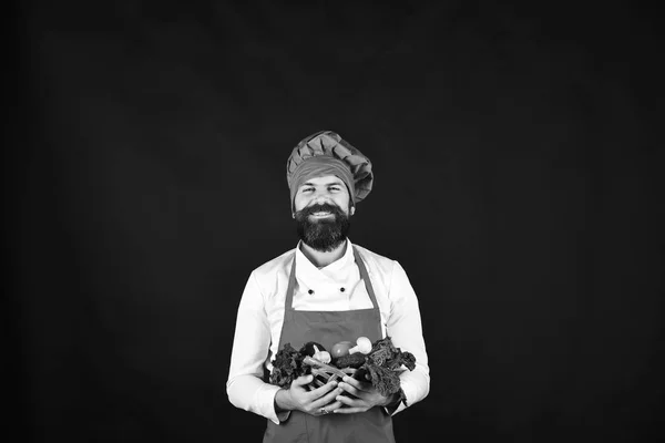 Concepto de restaurante vegetariano. Chef tiene lechuga, tomate, pimienta y setas —  Fotos de Stock