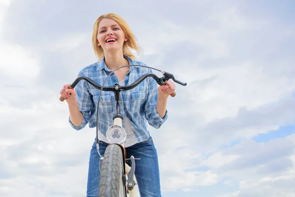 Dziewczyna cieszyć się krótki cykl tour z off stop wzdłuż sposób i podróży. Wypoczynek na rowerze jest o widząc zwiedzania i odwiedzając nowe miejsca na rowerze. Dziewczyna trzyma kierownicę roweru. Kobieta lubi jeździć na rowerze — Zdjęcie stockowe