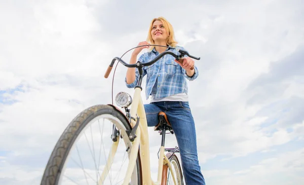 Dziewczyna jedzie rower na tle nieba. Jak na rowerze zmienia swoje życie i uczynić cię szczęśliwą. Powodów do jazdy na rowerze. Korzyści dla zdrowia psychicznego. Pedałowania w kierunku szczęścia. Kobieta czuje się szczęśliwy podczas cieszyć Kolarstwo — Zdjęcie stockowe