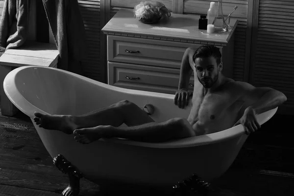 Mann mit Bart und verführerischem Gesicht sitzt nackt in Badewanne — Stockfoto