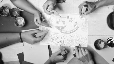 Sanat ve fikir kavramı. Ellerinde renkli kalemler var.