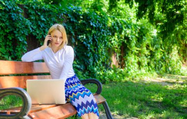 Satış Müdürü parkında çalışır. Kadın dizüstü bilgisayar ile açık havada çalışır. En iyi satış yöneticileri her zaman bu becerilere sahip. Satış teknikleri ara. Başarılı çağrı. Serbest meslek sahibi satış müdürü arama istemci