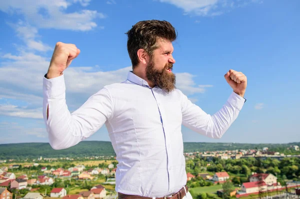 Cheio de energia. Homem hipster barbudo se sente poderoso e cheio de energia quando alcançado o topo realização. Homem emocional desfrutar liberdade céu fundo. Fique à vontade. Cara grito emocional cara orgulhoso de si mesmo — Fotografia de Stock