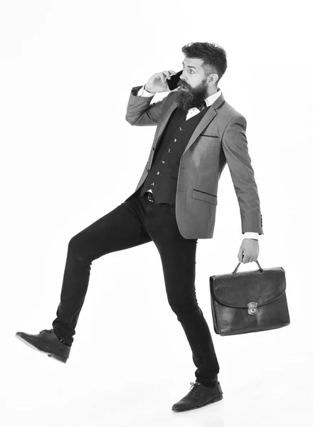 Hipster und Modekonzept. Hipster im formellen Anzug mit Vintage-Koffer — Stockfoto