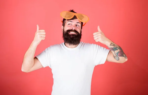 Conceito de acessório de verão. Óculos de sol atributo de verão e acessório elegante. Hipster usa óculos escuros de persianas. Homem hipster barbudo usa óculos escuros gigantes. Festa de verão acessório — Fotografia de Stock