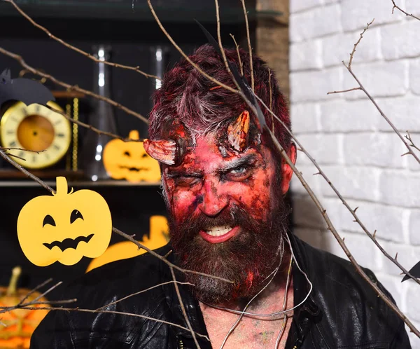 Дьявол или монстр тусуется. Концепция костюмированной вечеринки на Хэллоуин. — стоковое фото