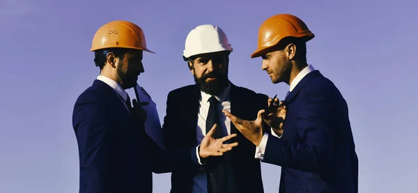 Los constructores sostienen la carpeta clip. Hombres con barba y rostros determinados —  Fotos de Stock