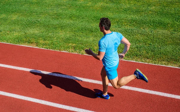 Homem atleta correr para alcançar um grande resultado. Guia de treinamento de velocidade. Maneiras de melhorar a velocidade de corrida. Maneiras simples de melhorar a velocidade e a resistência da corrida. atleta corredor forma desportiva em movimento. Como correr mais rápido — Fotografia de Stock