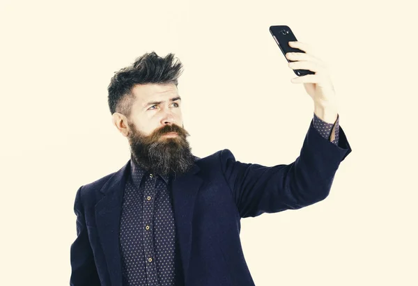 Divertido hipster barbudo tomando retrato de selfie. Guapo blogger masculino toma foto para las redes sociales — Foto de Stock
