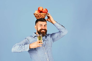 Adam evde yetişen hasatı sunuyor. Çiftçilik ve sonbahar ürünleri kavramı