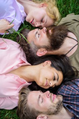 Sarışın ya da acımasız hipster arkadaşlar aynı dalga. Soulmates yüz yüze. Sizin ruh kavramı bulmak. Farklı ama hala en iyi arkadaş. Dostluk bütün ömrü boyunca. Şirket soulmates yatıyordu çim üstten görünüm