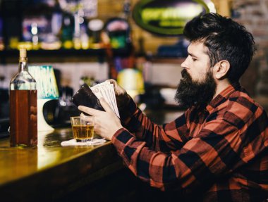 M-cüzdan, içecekler satın almak için para sayma hipster tutar