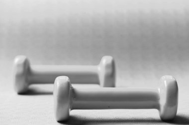 Plastikten yapılmış halterler, yaklaşın. Cyan mavisi dambıllar