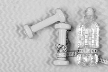Barbell ve su şişe etrafında bant ile bağlı