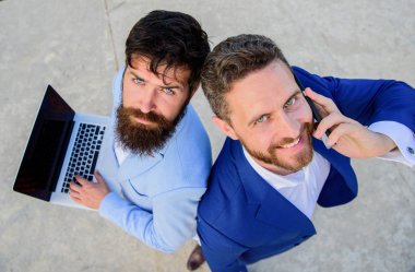 Satış Departmanı iş takım olarak. Girişimcilik takım çalışması olarak. Dizüstü bilgisayar ve telefon sorunlarını çözme işadamları yapım anlaşma. İş uzmanlar destek ekibi, üstten görünüm. Satış ve online işlem