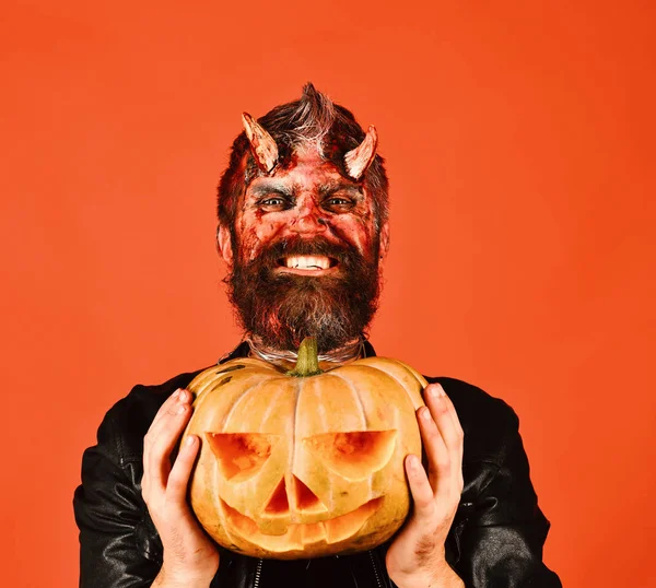 Diable ou monstre avec des décorations d'octobre. Concept de fête d'Halloween. — Photo