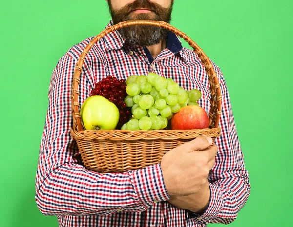 Landwirtschafts- und Gartenkonzept. Mann hält eigene Ernte. — Stockfoto