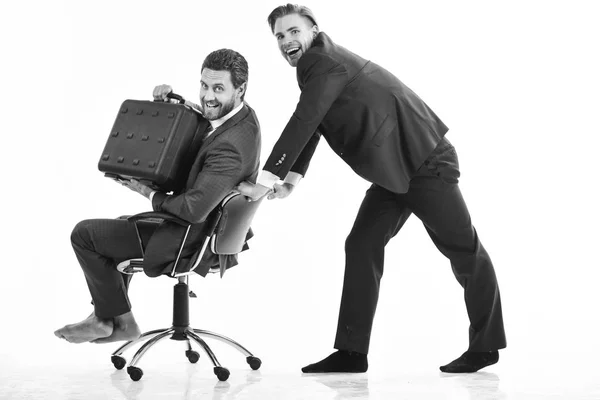 Geschäftsleute mit lächelnden Gesichtern amüsieren sich im Büro. — Stockfoto