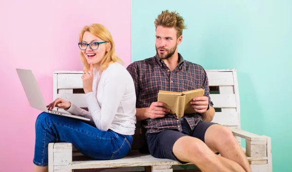 Les étudiants modernes utilisent une approche numérique ainsi que des manuels classiques. Couple d'étudiants avec livre et ordinateur portable étudiant. L'homme et la femme utilisent une approche d'apprentissage différente. Les étudiants passent leurs loisirs à étudier — Photo