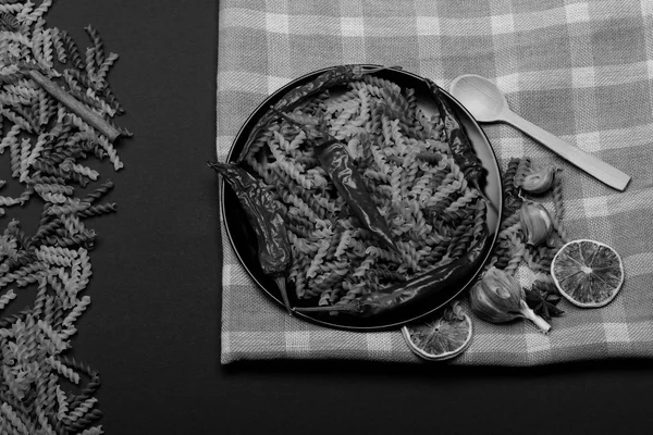 Heerlijke kleurrijke Italiaanse pasta met verschillende ingrediënten voor het koken — Stockfoto