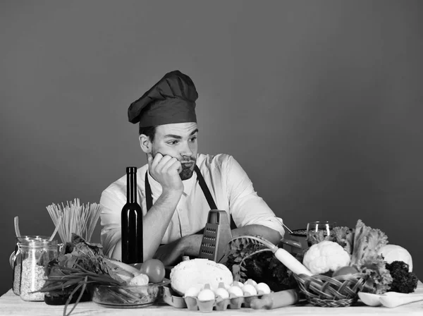 Кухар працює на кухні біля столу з овочами та інструментами . — стокове фото